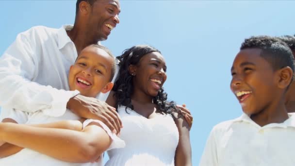 ビーチで一緒に楽しい時を過すアフリカ系アメリカ人の家族の笑顔 — ストック動画