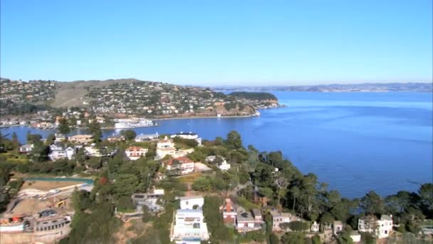 Vista aérea de casas de lujo con vistas a la bahía de San Francisco — Vídeo de stock