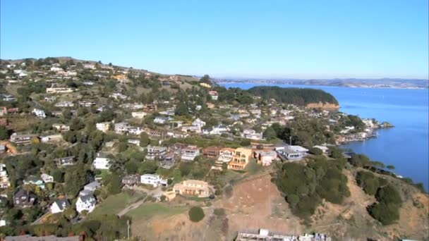 Luchtfoto van luxe vakantiehuizen met privé zwembad met uitzicht op san francisco bay — Stockvideo