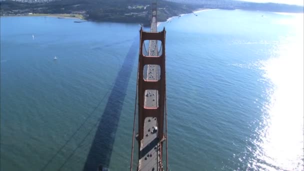 Вид с воздуха на автомобильное движение через мост Золотые Ворота — стоковое видео
