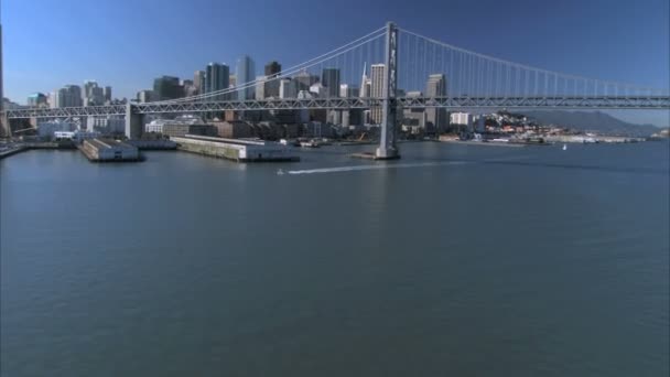 Vista aérea del Puente de la Bahía y los rascacielos de San Francisco — Vídeos de Stock