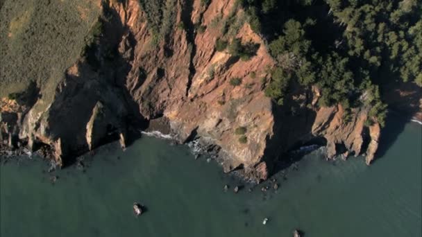 Luchtfoto lage hoek helikopter oogpunt de kustlijn — Stockvideo