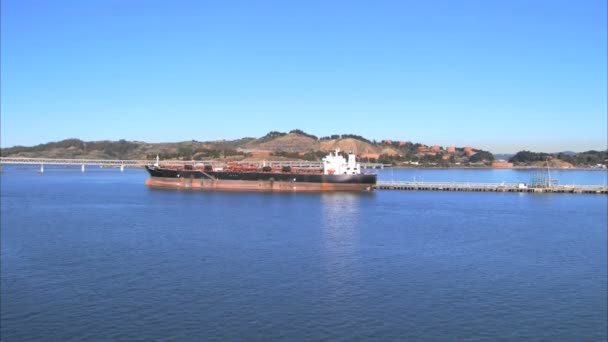 Luchtfoto van dok olietanker met oakland bay bridge — Stockvideo