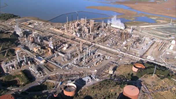 Vista aérea de los tanques de refinería de petróleo junto al océano — Vídeos de Stock