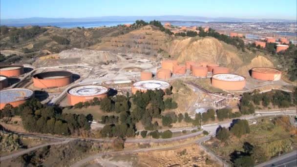 Luchtfoto van olietanks van raffinaderijen op de kust van san francisco — Stockvideo
