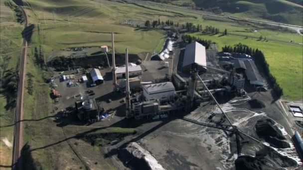 Vista aérea do pequeno poço de mineração de carvão — Vídeo de Stock