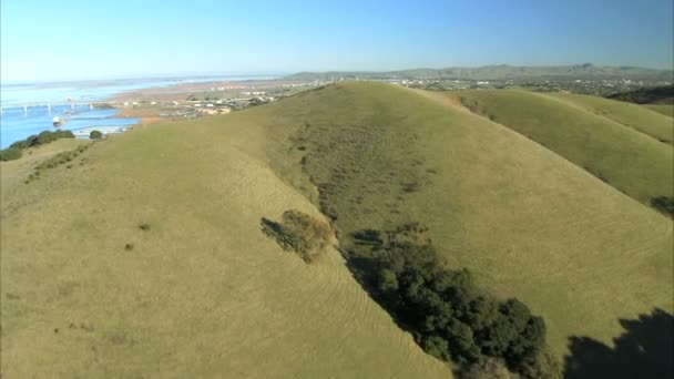 Luchtfoto van glooiend landschap — Stockvideo