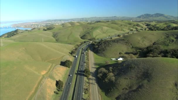 Luchtfoto van auto's op een snelweg in de heuvels — Stockvideo