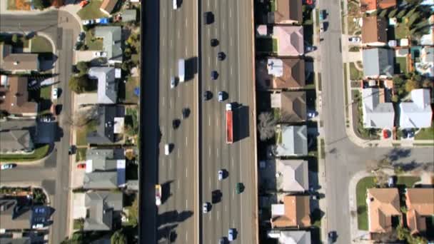 Veduta aerea di un'autostrada congestionata in periferia — Video Stock