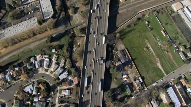 Vista aérea de una autopista congestionada en los suburbios — Vídeo de stock