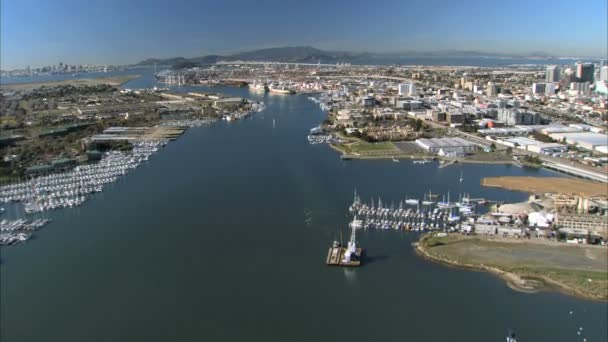 Vista aérea del Puerto de Oakland un puerto de contenedores comerciales — Vídeo de stock