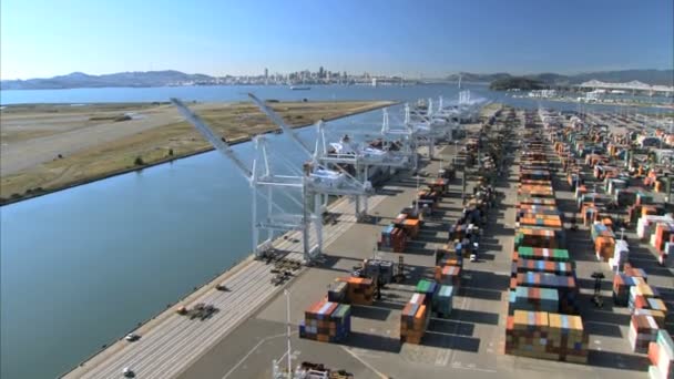 Vista aérea del Puerto de Oakland un puerto de contenedores comerciales — Vídeo de stock