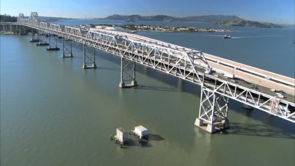 Vista aerea sorvolando la nuova costruzione del ponte — Video Stock