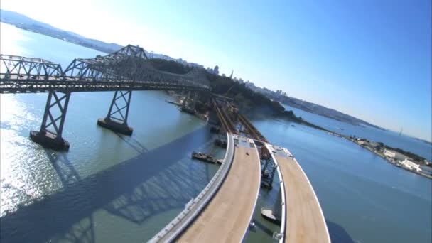 Vista aerea sorvolando la nuova costruzione del ponte — Video Stock