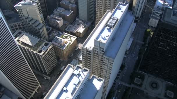 Vista vertical aérea das ruas e edifícios — Vídeo de Stock