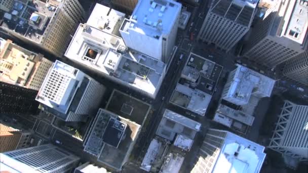 Vista aérea vertical de los rascacielos de la azotea dentro de las calles — Vídeos de Stock