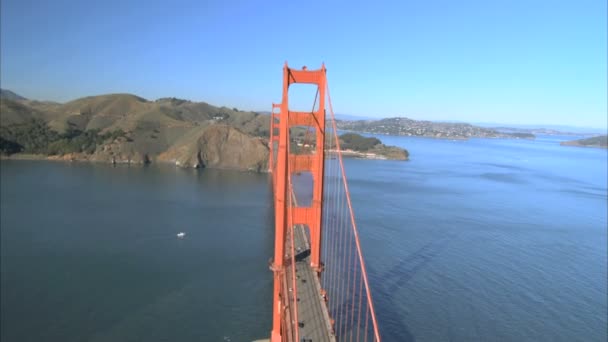 Vista aérea del tráfico por carretera cruzando el puente Golden Gate — Vídeo de stock