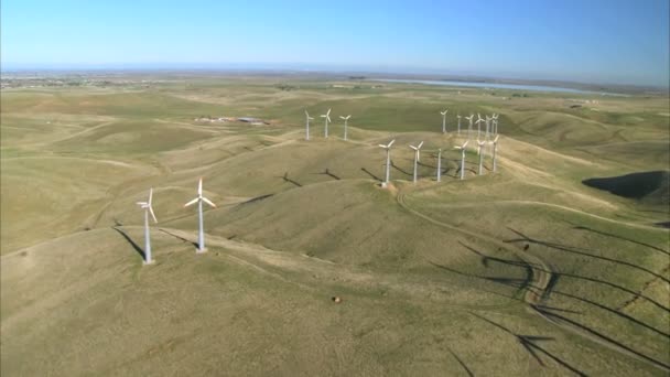 Luchtfoto van cluster van windturbines in groene heuvel — Stockvideo