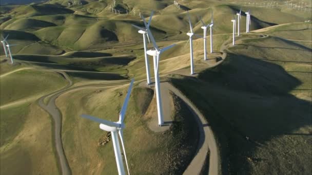 Vista aérea del cúmulo de turbinas eólicas en la ladera verde — Vídeos de Stock