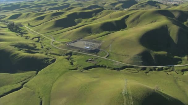 Luchtfoto van elektriciteit pylonen & genereren plant — Stockvideo