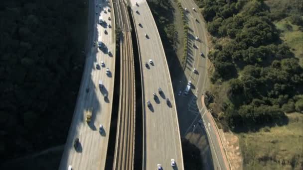 Luchtfoto van zwaar verkeer in drukke snelweg met de heuvels — Stockvideo