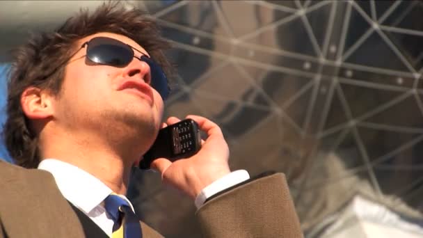 Close-up van zakenman op mobiele telefoon — Stockvideo