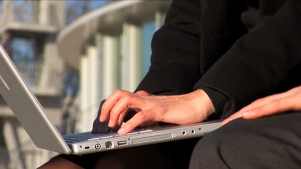 Nahaufnahme eines Geschäftspaares auf dem Laptop draußen — Stockvideo