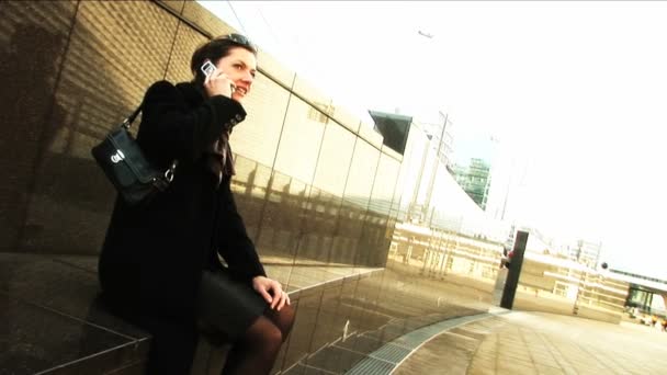 Деловая женщина на мобильном телефоне в городе — стоковое видео
