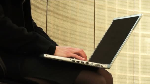 Businesswoman on laptop — Stock Video