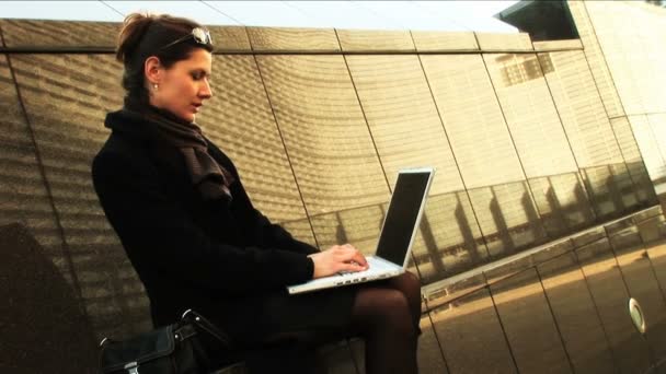 在笔记本电脑上的女商人 — 图库视频影像