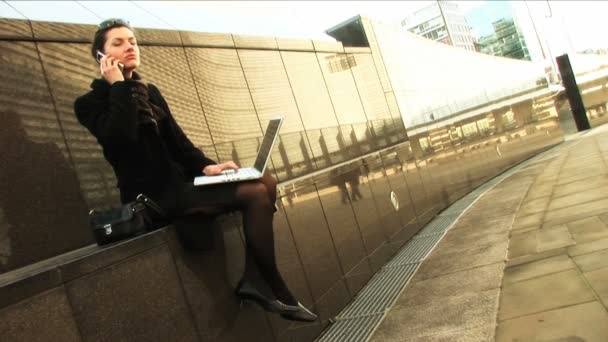 Businesswoman on laptop — Stock Video