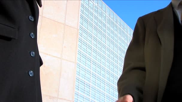 Business couple in city meeting handshake, close up — Stock Video