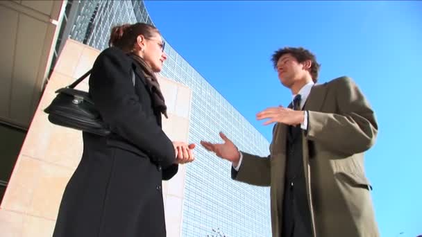 Business couple in city meeting — Stock Video