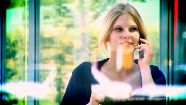 Attraktive blonde Geschäftsfrau, die mit Technologie arbeitet — Stockvideo