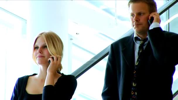 Homme d'affaires et femme utilisant un téléphone portable — Video