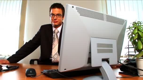 Portrait d'un jeune homme d'affaires dans un environnement de travail moderne — Video