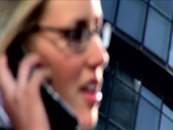 Belle femme d'affaires blonde travaillant avec la technologie — Video