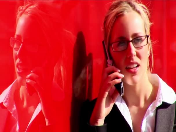 Belle femme d'affaires blonde travaillant avec la technologie — Video