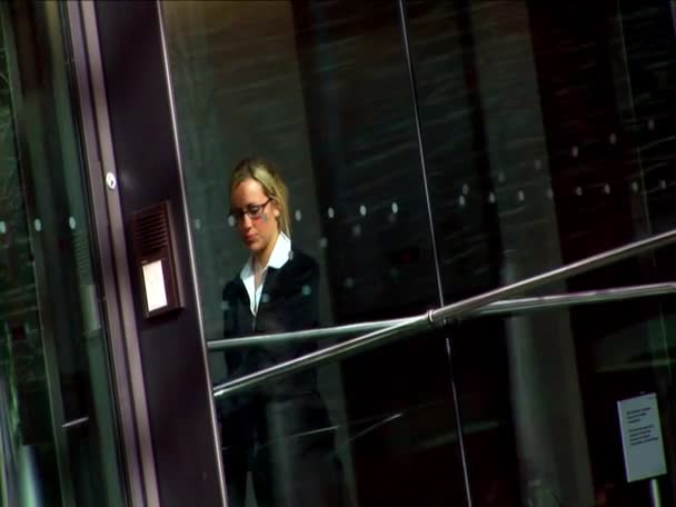 Attractive businesswoman in city leaving the office — Stock Video