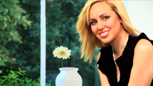 Portrait d'une jolie femme d'affaires blonde — Video