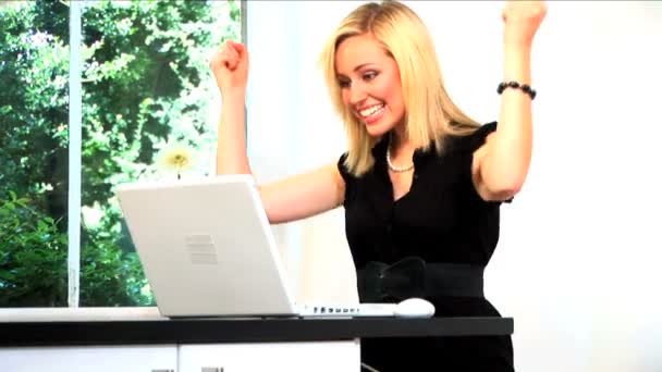 Schöne blonde Geschäftsfrau arbeitet von zu Hause aus — Stockvideo