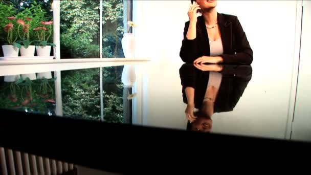 从家里的有吸引力的黑发女商人作品 — 图库视频影像