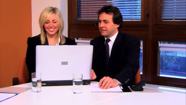 Femme d'affaires et homme d'affaires travaillant sur le PC — Video