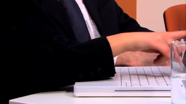 Iş kadını ve İşadamları ofiste teknolojisini kullanarak — Stok video