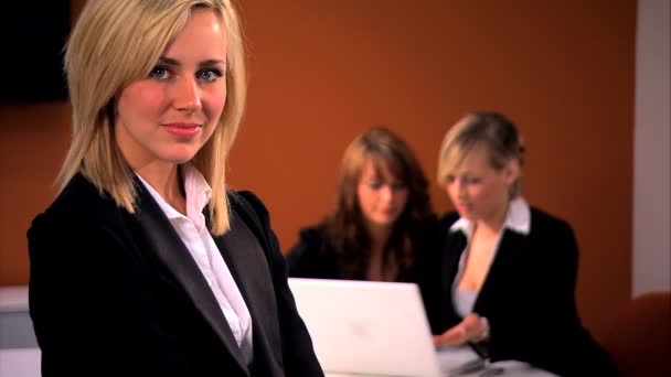 Блондинка бізнес-леді з командою у фоновому режимі — стокове відео