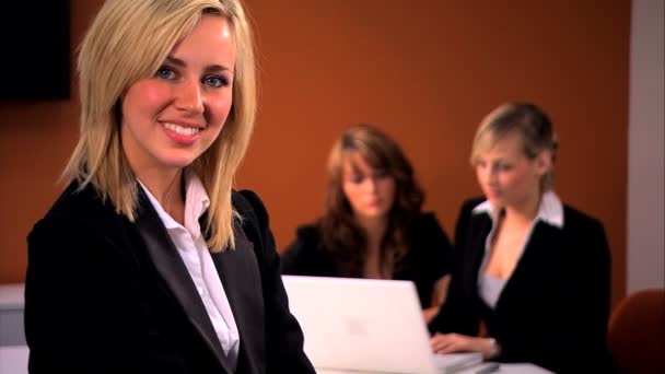 Блондинка бізнес-леді з командою у фоновому режимі — стокове відео