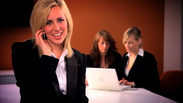 Belle femme d'affaires blonde discute sur la cellule — Video