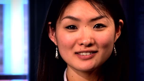 Ένα πορτρέτο του ένα ελκυστικό ιαπωνική επιχειρηματίας — Αρχείο Βίντεο