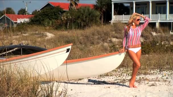 Красивая блондинка наслаждается пляжным образом жизни — стоковое видео