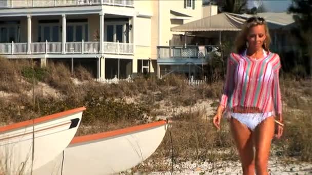 Όμορφη ξανθιά κοπέλα που απολαμβάνουν τον τρόπο ζωής παραλία — Αρχείο Βίντεο